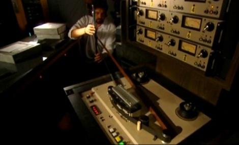 Alan Parsons produzindo o loop de Money com pedaços emendados de fitas de ruídos gravados por Roger Waters em sua casa